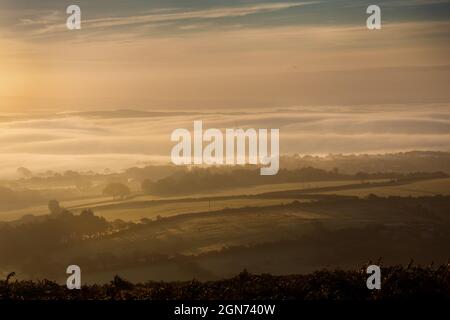 Wolkeninversion im Lyhner Tal Bodmin Moor Cornwall Stockfoto