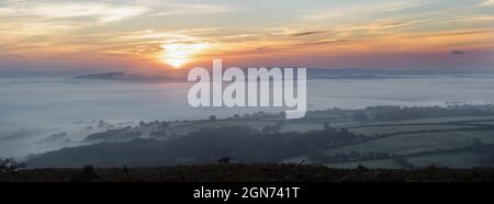 Wolkeninversion im Lyhner Tal Bodmin Moor Cornwall Stockfoto