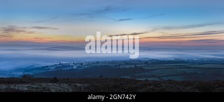 Wolkeninversion im Lyhner Tal Bodmin Moor Cornwall Stockfoto