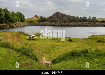 Der Hadrian’s Wall Path ist ein 84 Meilen (135 km) langer National Trail, der sich von Wallsend, Newcastle upon Ty, aus Küste zu Küste durch Nordengland erstreckt Stockfoto