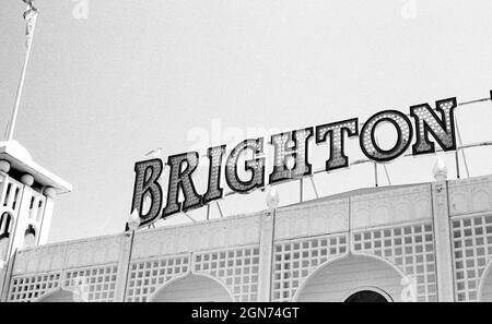 35 mm schwarz-weiß Bild von 'Brighton' vom Brighton Pier Schild. Aufnahme auf 35-mm-Film mit HP5 plus Film mit einem Canon ae1-Programm Stockfoto