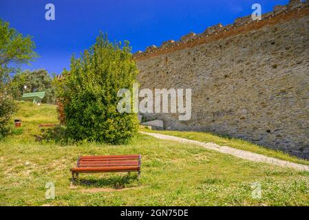 Pietrasanta Luftaufnahme von der Festung Rocca di Sala zur Turmglocke und Panoramasicht mit großer Bank, Versilia, Lucca, Toskana, Italien, Europa Stockfoto