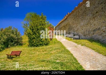 Pietrasanta Luftaufnahme von der Festung Rocca di Sala zur Turmglocke und Panoramasicht mit großer Bank, Versilia, Lucca, Toskana, Italien, Europa Stockfoto