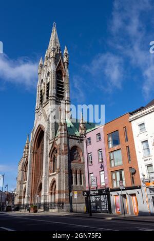 DUBLIN, IRLAND - 21. März 2021: Eine Seitenansicht der John's Lane Church oder der Church of St. Augustine and St. John in der Thomas Street Stockfoto