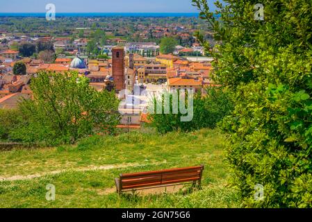 Pietrasanta Luftaufnahme von der Festung Rocca di Sala zur Turmglocke und Panoramasicht mit großer Bank, Versilia, Lucca, Toskana, Italien, Europa Stockfoto