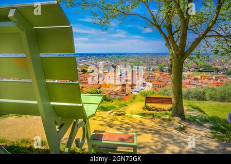 Pietrasanta Luftaufnahme von der Festung Rocca di Sala zur Turmglocke und Panoramasicht mit großer Bank, Versilia, Lucca, Toskana, Italien, Europa Stockfoto