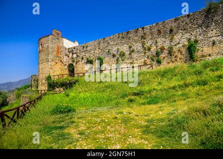 Pietrasanta Luftaufnahme von der Festung Rocca di Sala zur Turmglocke und Panoramasicht mit großer Bank, Versilia, Lucca, Toskana, Italien, Europa Stockfoto