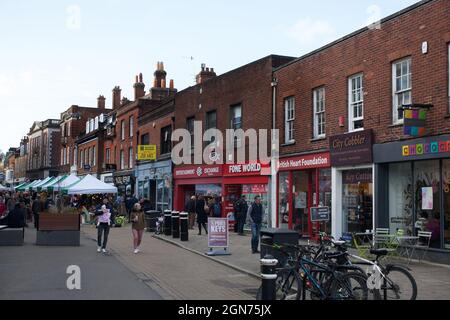 Einzelhandelsgeschäfte an der High Street im Winchester Town Center in Hampshire, Großbritannien Stockfoto