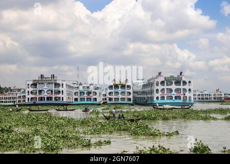 Buriganga River, Dhaka, Bangladesh : der Buriganga River ist immer mit Holzbooten und Passagierfähren überflutt Stockfoto