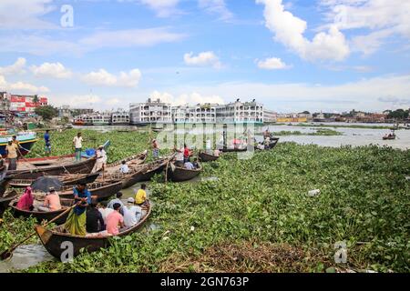 Buriganga River, Dhaka, Bangladesh : der Buriganga River ist immer mit Holzbooten und Passagierfähren überflutt Stockfoto