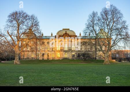 Dresden, Sachsen, Deutschland: Das Japanische Schloss am Königsufer, Heimat des Ethnologischen Museums, von hinten und im Abendlicht gesehen. Stockfoto