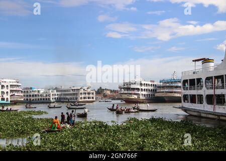 Buriganga River, Dhaka, Bangladesh : der Buriganga River ist immer mit Holzbooten und Passagierfähren überflutt Stockfoto