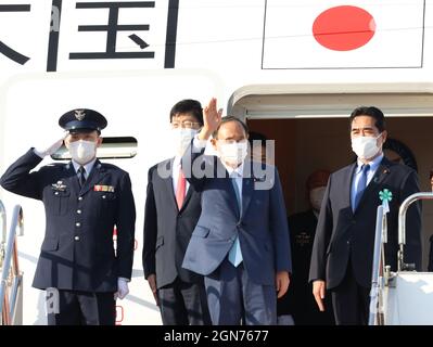 Tokio, Japan. September 2021. Der japanische Premierminister Yoshihide Suga winkt mit der Hand, als er am Donnerstag, dem 23. September 2021, auf dem Tokyo International Airport in Tokio in die Vereinigten Staaten abreist. Die Vereinigten Staaten, Japan, Australien und Indien werden ein vierseitiges Treffen in Washington abhalten. Quelle: Yoshio Tsunoda/AFLO/Alamy Live News Stockfoto