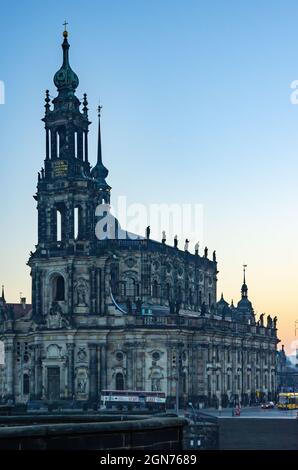 Dresden, Sachsen, Deutschland: Die weltberühmte barocke Hofkirche, auch Dom, am Schlossplatz in der Abenddämmerung. Stockfoto