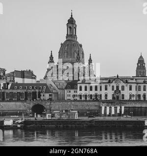 Dresden, Sachsen, Deutschland: Blick vom Königsufer zum Terrassenufer mit Brühlterrasse und Frauenkirche. Stockfoto