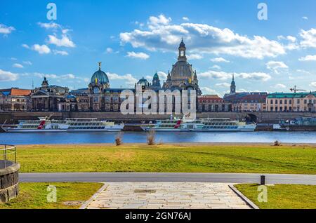 Dresden, Sachsen, Deutschland: Historische Altstadt-Landschaft am Terrassenufer vom Königsufer aus gesehen. Stockfoto