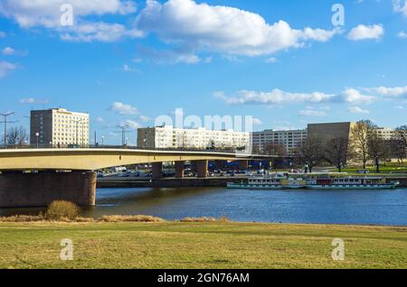 Dresden, Sachsen, Deutschland: Moderne Gebäude und Synagoge sowie ein Dampfschiff auf der Elbe, vom Königsufer unterhalb der Carola-Brücke aus gesehen. Stockfoto