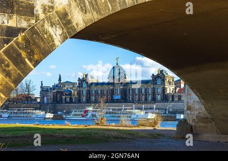 Dresden, Sachsen, Deutschland: Akademie der bildenden Künste (Kunsthochschule) durch einen Bogen der Augustusbrücke vom Königsufer aus gesehen. Stockfoto