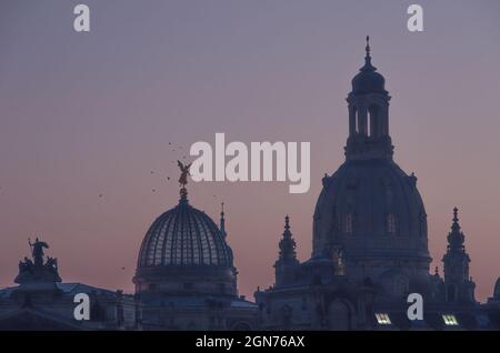 Dresden, Sachsen, Deutschland: Silhouette der Kuppeln der Frauenkirche und der Kunsthochschule in der Abenddämmerung. Stockfoto