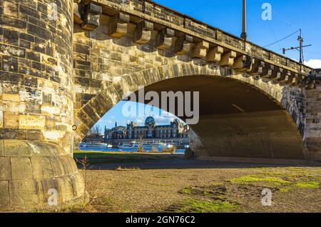 Dresden, Sachsen, Deutschland: Akademie der bildenden Künste (Kunsthochschule) durch einen Bogen der Augustusbrücke vom Königsufer aus gesehen. Stockfoto