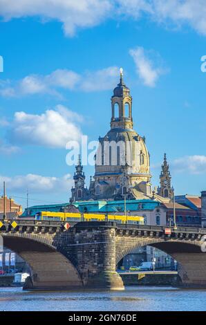 Dresden, Sachsen, Deutschland: Augustusbrücke mit Frauenkirche im Hintergrund. Stockfoto