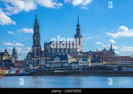 Dresden, Sachsen, Deutschland - 3. März 2015: Dom (Hofkirche), Residenzschloss und Italienisches Dorf. Stockfoto