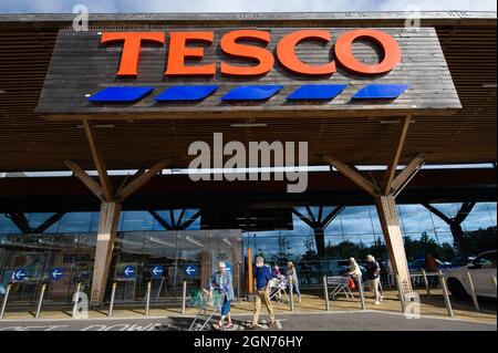 Taplow, Buckinghamshire, Großbritannien. September 2021. Der Supermarktriese Tesco hat davor gewarnt, dass es im Vorfeld von Weihnachten zu Panikkäufen kommen könnte, da sich der LKW-Fahrermangel weiterhin auf die Lieferkette von Lebensmitteln auswirkt. Quelle: Maureen McLean/Alamy Live News Stockfoto