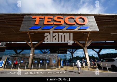 Taplow, Buckinghamshire, Großbritannien. September 2021. Der Supermarktriese Tesco hat davor gewarnt, dass es im Vorfeld von Weihnachten zu Panikkäufen kommen könnte, da sich der LKW-Fahrermangel weiterhin auf die Lieferkette von Lebensmitteln auswirkt. Quelle: Maureen McLean/Alamy Live News Stockfoto