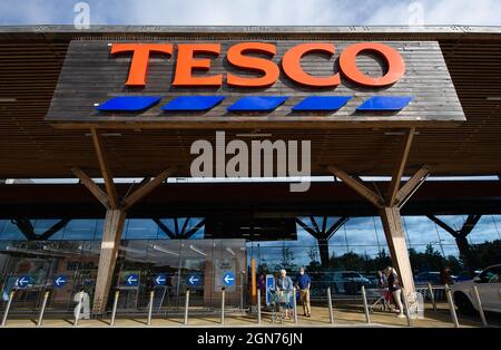 Taplow, Buckinghamshire, Großbritannien. September 2021. Der Supermarktriese Tesco hat davor gewarnt, dass es im Vorfeld von Weihnachten zu Panikkäufen kommen könnte, da sich der LKW-Fahrermangel weiterhin auf die Lieferkette von Lebensmitteln auswirkt. Quelle: Maureen McLean/Alamy Live News Stockfoto