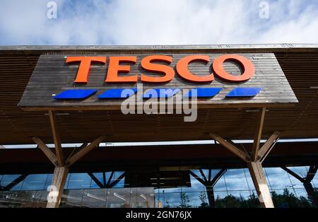 Taplow, Buckinghamshire, Großbritannien. September 2021. Der Supermarktriese Tesco hat davor gewarnt, dass es im Vorfeld von Weihnachten zu Panikkäufen kommen könnte, da sich der LKW-Fahrermangel weiterhin auf die Lieferkette von Lebensmitteln auswirkt. Quelle: Maureen McLean/Alamy Live News Stockfoto