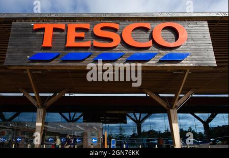 Taplow, Buckinghamshire, Großbritannien. September 2021. Der Supermarktriese Tesco hat davor gewarnt, dass es im Vorfeld von Weihnachten zu Panikkäufen kommen könnte, da sich der LKW-Fahrermangel weiterhin auf die Lieferkette von Lebensmitteln auswirkt. Quelle: Maureen McLean/Alamy Live News Stockfoto