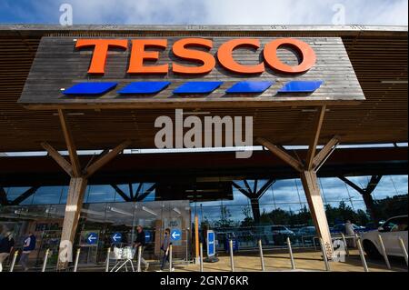 Taplow, Buckinghamshire, Großbritannien. September 2021. Der Supermarktriese Tesco hat davor gewarnt, dass es im Vorfeld von Weihnachten zu Panikkäufen kommen könnte, da sich der LKW-Fahrermangel weiterhin auf die Lieferkette von Lebensmitteln auswirkt. Quelle: Maureen McLean/Alamy Live News Stockfoto