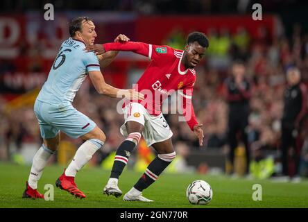 (210923) -- MANCHESTER, 23. September 2021 (Xinhua) -- Anthony Elanga (R) von Manchester United steht mit Mark Noble von West Ham United während des dritten Wettlaufes des EFL Cup zwischen Manchester United und West Ham United in Manchester, Großbritannien, am 22. September 2021. West Ham United gewann 1:0. (XINHUA) NUR ZUR REDAKTIONELLEN VERWENDUNG. NICHT ZUM VERKAUF FÜR MARKETING- ODER WERBEKAMPAGNEN. KEINE VERWENDUNG MIT NICHT AUTORISIERTEN AUDIO-, VIDEO-, DATEN-, REGALLISTEN-, CLUB/LEAGUE-LOGOS ODER „LIVE“-DIENSTEN. ONLINE-IN-MATCH-NUTZUNG AUF 45 BILDER BESCHRÄNKT, KEINE VIDEOEMULATION. KEINE VERWENDUNG BEI WETTEN, SPIELEN ODER VERÖFFENTLICHUNGEN EINZELNER CLUBS/VEREINE/VEREINE/SPIELER. Stockfoto