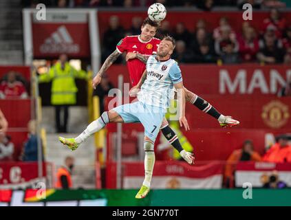 (210923) -- MANCHESTER, 23. September 2021 (Xinhua) -- Victor Lindelof (L) von Manchester United fordert einen Kopfball mit Andriy Yarmolenko von West Ham United während des dritten Wettgangs des EFL Cup zwischen Manchester United und West Ham United in Manchester, Großbritannien, am 22. September 2021. West Ham United gewann 1:0. (XINHUA) NUR ZUR REDAKTIONELLEN VERWENDUNG. NICHT ZUM VERKAUF FÜR MARKETING- ODER WERBEKAMPAGNEN. KEINE VERWENDUNG MIT NICHT AUTORISIERTEN AUDIO-, VIDEO-, DATEN-, REGALLISTEN-, CLUB/LEAGUE-LOGOS ODER „LIVE“-DIENSTEN. ONLINE-IN-MATCH-NUTZUNG AUF 45 BILDER BESCHRÄNKT, KEINE VIDEOEMULATION. KEINE VERWENDUNG BEI WETTEN, SPIELEN ODER EINZELNEN CLUB/LEAGUE/P Stockfoto