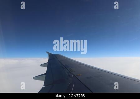 Flugzeug Wing gegen Himmel Stockfoto