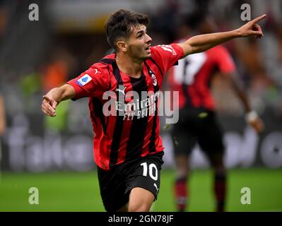 (210923) -- MAILAND, 23. September 2021 (Xinhua) -- Brahim Diaz von AC Milan feiert sein Tor während eines Fußballspiels der Serie A zwischen AC Milan und Venezia in Mailand, Italien, am 22. September 2021. (Str/Xinhua) Stockfoto