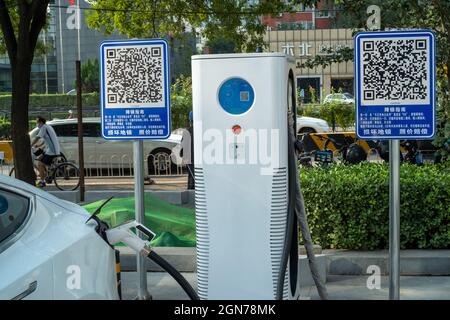 Ein Tesla Model3 lädt an einer neuen Ladestation in Peking, China. 23-Sep-2021 Stockfoto