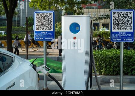 Ein Tesla Model3 lädt an einer Ladestation in Peking, China. 23-Sep-2021 Stockfoto