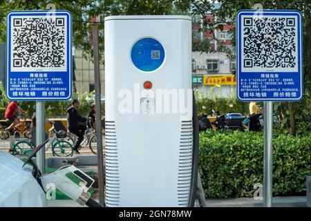 Ein Tesla Model3 lädt an einer neuen Ladestation in Peking, China. 23-Sep-2021 Stockfoto