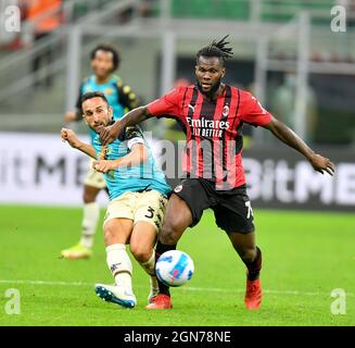 (210923) -- MAILAND, 23. September 2021 (Xinhua) -- Frank Jessie (R) von AC Mailand spielt mit Cristian Molinaro von Venezia während eines Fußballspiels der Serie A zwischen AC Mailand und Venezia in Mailand, Italien, am 22. September 2021. (Str/Xinhua) Stockfoto