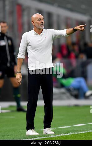 (210923) -- MAILAND, 23. September 2021 (Xinhua) -- AC Mailands Cheftrainer Stefano Pioli Gesten während eines Serie-A-Fußballspiels zwischen AC Mailand und Venedig am 22. September 2021 in Mailand, Italien. (Str/Xinhua) Stockfoto