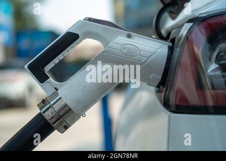 Nahaufnahme des Ladeports eines Tesla Model 3 an einer Ladestation in Peking, China, 23-Sep-2021 Stockfoto