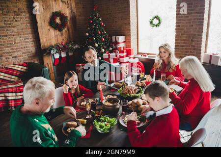 Fotoporträt der großen vollen Familie mit kleinen Kindern Großeltern sitzen am Tisch essen festliche Gerichte an weihnachten Stockfoto