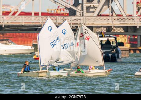 Die SAIL Training Foundation veranstaltet freitags von Mai bis Oktober Jugendsegeltrainingskurse im Kanal zwischen Lake Michigan und Green Bay. Stockfoto