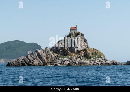 Katič und Sveta Neđelja sind zwei kleine Inseln an der Adria, die sich gegenüber der Stadt Petrovac in Montenegro befinden. Die Insel Sveta Neđelja hat Stockfoto