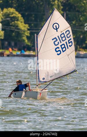 Die SAIL Training Foundation veranstaltet freitags von Mai bis Oktober Jugendsegeltrainingskurse im Kanal zwischen Lake Michigan und Green Bay. Stockfoto