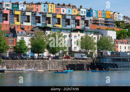 Hotwells Bristol, Blick im Sommer auf eine bunte Mischung aus viktorianischen und modernen Häusern oberhalb des Avon im beliebten Hotwells-Viertel von Bristol, Großbritannien Stockfoto