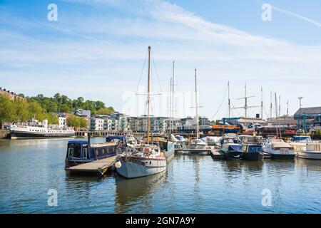 Bristol Marina, Blick im Sommer auf Boote, die in der City Marina im historischen Floating Harbour im Zentrum von Bristol, England, Großbritannien, festgemacht sind Stockfoto