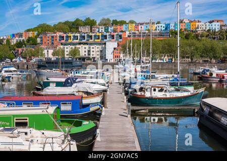 Bristol UK Marina, Blick im Sommer auf die Stadt Marina mit den bunten Fassaden des Eigentums in der Hotwells-Gegend sichtbar in der Ferne, England, Großbritannien Stockfoto