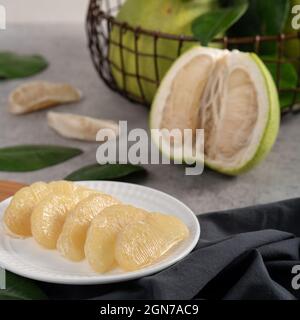 Frischer Pomelo auf grauem Zement-Hintergrund für Mid-Autumn Festival Fruit. Stockfoto